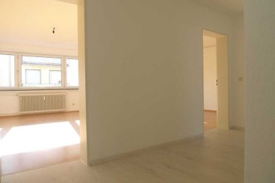 helle 3 Zi-Wohnung (frisch renoviert) in zentraler Lage