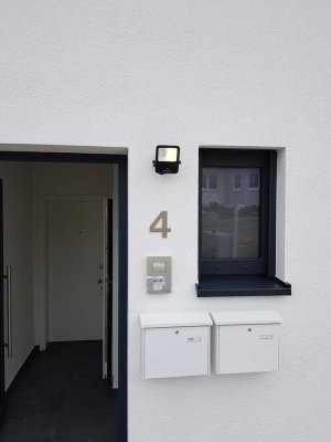 Frei ab 01.07.2025! Maisonettewohnung mit großem Garten und einem Stellplatz. Energieklasse A+.