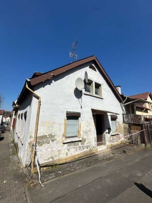 Sanierungsbedürftiges Haus mit Gartengrundstück am Schlosspark