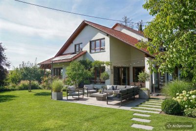 Von der Sonne verwöhnt! Fantastisches Einfamilienhaus mit besonderen Features und parkähnlich ang...