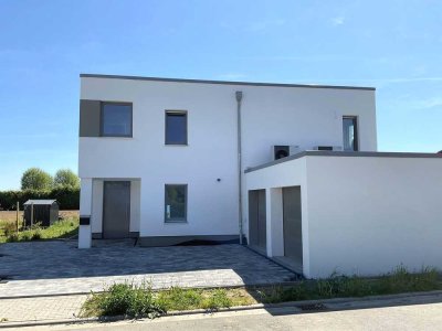 Neuwertiges Zweifamilienhaus mit ca. 300 m² Wohnfläche als Kapitalanlage oder zur Eigennutzung