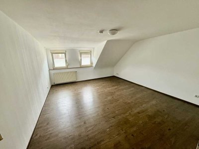 3-Zimmer-Dachgeschosswohnung mit Tageslichtbad & Einbauküche