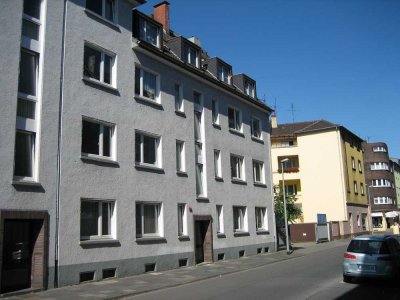 Zentral in Duisburg-Neudorf: schöne 4 1/2 -Zimmer-Wohnung im 3. OG mit 75 qm Wohnfläche
