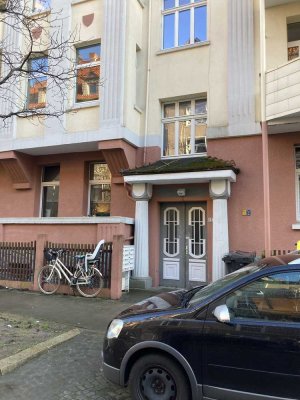 Großzügige 4 Zimmer Altbau Wohnung mit Küche