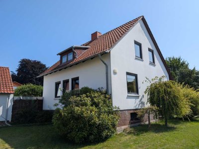 Einfamilienhaus für Heimwerker mit freistehendem Wirtschaftsgebäude und großem Grundstück