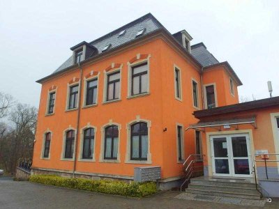 Radebeul-Lindenau: Kleine 2-Zimmer-Singlewohnung mit Laminatboden und ebenerdiger Dusche