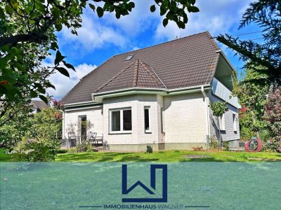 Traumlage: Großes Einfamilienhaus - Vollunterkellert mit innenliegender Garage