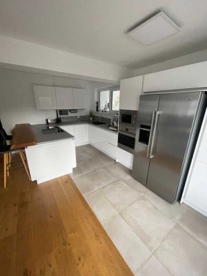 Stilvolle 5-Raum-Maisonette-Wohnung mit geh. Innenausstattung mit Balkon und EBK