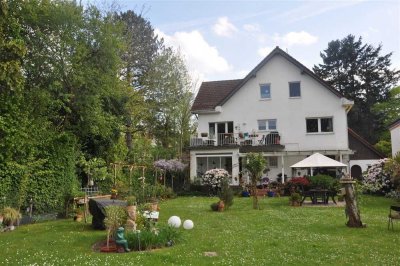 Gartenwohnung,105 m², in bildhübscher 30er-Jahre Altbauvilla mit parkähnlichem Gartenareal