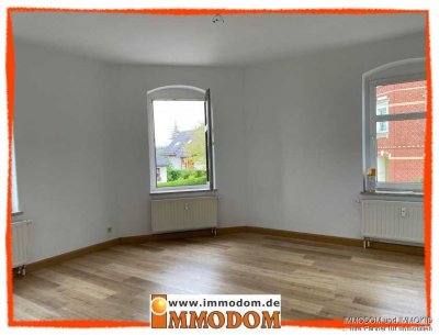 2-Zimmer-Wohnung mit GARAGE und BALKON, schön hell und schick, mit Blick ins Grüne für ältere Semest