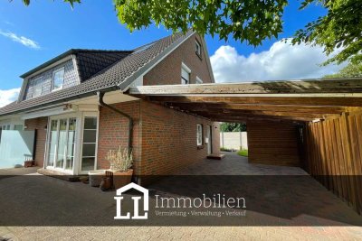 Moderne Doppelhaushälfte mit Carport.