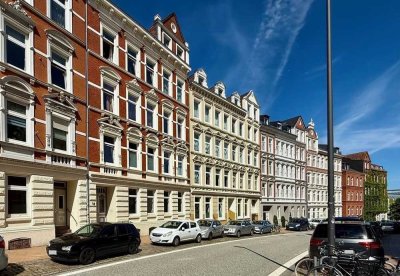 Gepflegtes Mehrfamilienhaus mit 5 großzügigen Wohnungen und Garten // Kiel-Zentrum