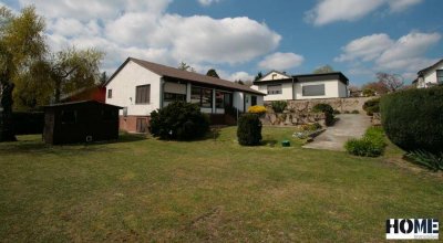 Bungalow mit Keller, Doppelgarage und Pool auf großem Eckgrundstück