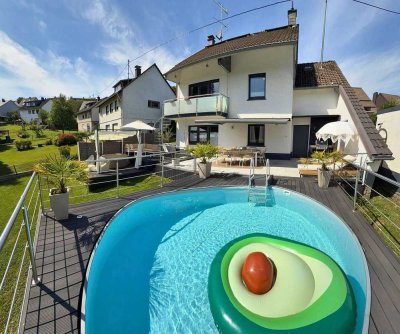 Kernsaniertes Einfamilienhaus mit 100-m²-Terrasse, Pool und moderner Sommerküche in Gummersbach