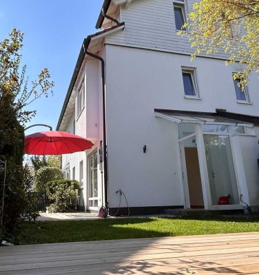 Eigenheimglück im Obermenzing: Quatrohaus mit eigenem Garten mit viel Privatsphäre provisionsfrei