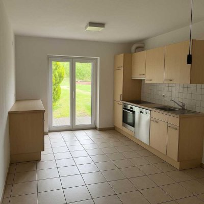 Großzügige 4-Zimmer-Wohnung mit Garten, 2 Terrassen & 2 Stellplätzen