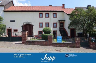 Eifeler Bauernhaus in ruhiger Lage mit Stall, Scheune und schönem Garten Wallenborn (8)