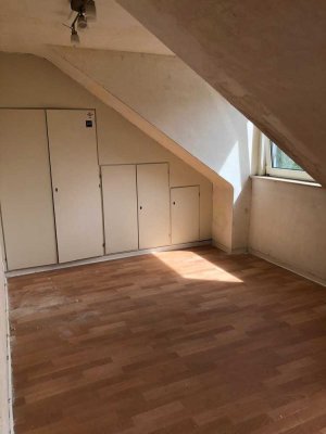 2-Zimmer-Dachgeschosswohnung am Europaplatz zu vermieten!
