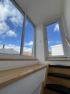 *Neuwertige 2 Zimmer Wohnung mit großer Dachterrasse und Einbauküche*
