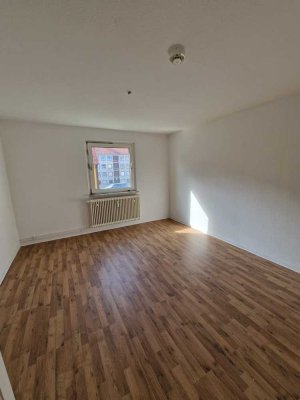 Großzügige 7-Zimmer-Erdgeschosswohnung mit Renovierungsbonus – Viel Platz für Ihre Ideen!