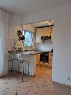Geschmackvolle, gepflegte 2-Zimmer-Wohnung mit geh. Innenausstattung mit Balkon und EBK