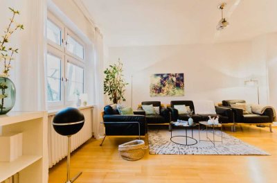 Wohnen mit Charakter – Stilvolle Altbauwohnung mit Balkon und urbaner Lebensqualität