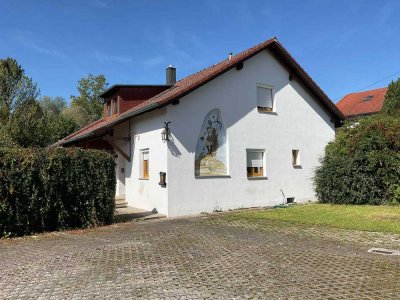 Einfamiliehaus mit Nebengebäuden in rughiger Lage