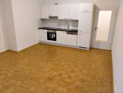 Sanierte 2 ZIMMER-Wohnung, ruhige Terrasse 8,5m² - Innenhof, verglaste Loggia 5m², neue Einbauküche!