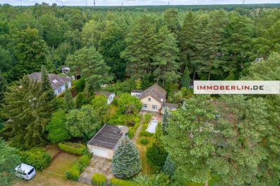 IMMOBERLIN.DE - Sanierungsbedürftiges Haus mit Südterrasse & Garage in sehr harmonischer Lage