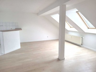 ***LICHTDURCHFLUTETES DACHGESCHOSS IN RUHIGER LAGE MIT VIEL PLATZ***