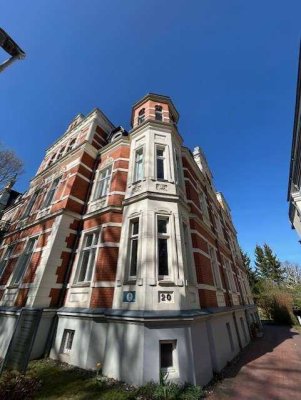 Altbauflair trifft Ruhe – Wohnung mit Balkon ins Grüne