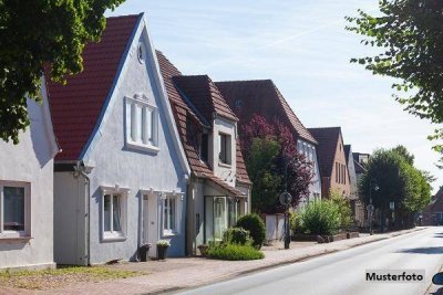 Einfamilienhaus mit Potenzial und Carport
