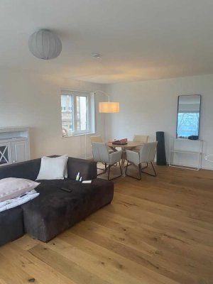 Neckarblick! Komplett sanierte Etagenwohnung mit großer Wohnküche und zwei Balkonen!