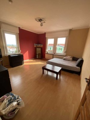 Großes helles WG Zimmer mit Garten in charmater 90qm Altbauwohnung zu vermieten �