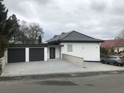 Moderne 4-Zimmer-Wohnung mit Terrasse und Garage in Aurachtal