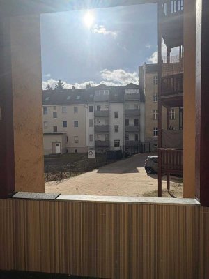 geräumige, zentral gelegene 3-Raum Altbauwohnung im Erdgeschoss - mit Balkon (hofseitig ausgerichtet