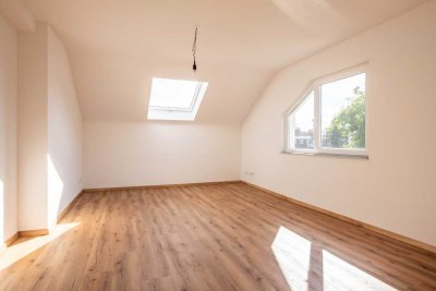 Frankfurt Bergen-Enkheim: Neuwertige, bezugsfertige 4-Zimmer-Dachgeschoss-Wohnung, in ruhiger Lage