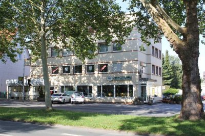 FREUNDLICHE  &  GROSSZÜGIGE  3-RAUM-WOHNUNG  MIT  BALKON