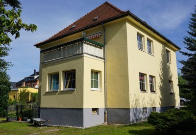 renovierte und komfortable 3 Raum Wohnung mit Einbauküche in Hochparterre im Zweifamilienhaus