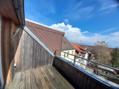 Dachgeschosswohnung mit Balkon, EBK, Stellplatz, Keller und Spitzboden.