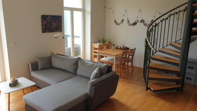 Charmante, voll möblierte Maisonette-Wohnung mit zwei großen, verglasten Balkonen zur Untermiete - 76qm Wohlfühlfläche