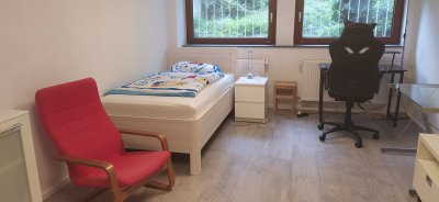 Ruhiges Zimmer im Souterrain