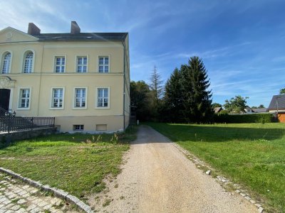 Wohnen in einem Haus mit Geschichte am anliegenden Gutspark - 2,5 Raum Wohnung im "Schloß Bomsdorf" Neuzelle OT  Bomsdorf zu vermieten -