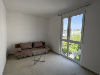 Helle, ruhige und optional möblierte 3-Zimmer-Wohnung mit Balkon (Blick ins Grüne) im Obergeschoss   Bright and quiet 3-room apartment