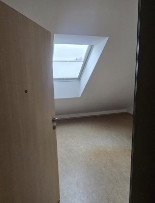 Kompakte Dachgeschosswohnung – ideal für Pendler & Wochenendheimfahrer in Moosinning