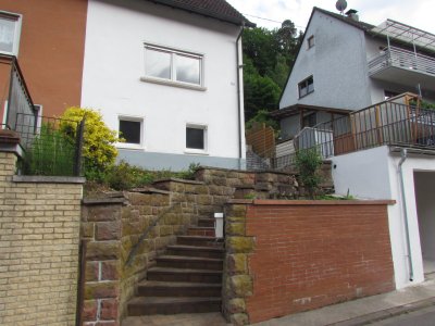 Traumhafte Doppelhaushälfte in sonniger Hanglage direkt am Pfälzerwald