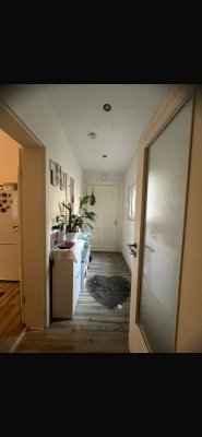 2 Zimmer KDB 60qm, renoviert, fußläufig zum Zentrum, ruhig gelegen. Einzug sofort möglich
