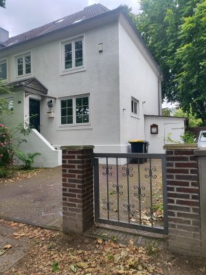 Endreihenhaus mit schönem Garten, Stellplatz, vollunterkellert, 3 Minuten Fußweg zur U-Bahn