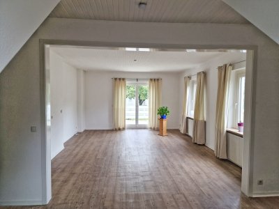 Zwei-Familienhaus in horizontaler Aufteilung ( EG / I.OG + DG) Die Wohnung liegt im I OG 143qm zuzügl. nutzbares DG ca. 42 qm Nutzfläche) mit WC, Duschkabine.