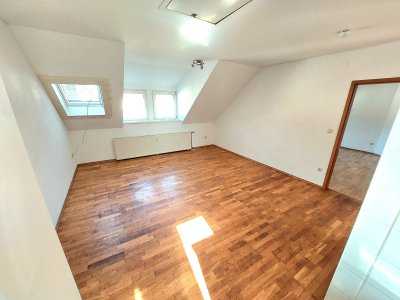 Helle 2-Zimmer-Dachgeschosswohnung mit sonnigem Balkon in Schwielowsee